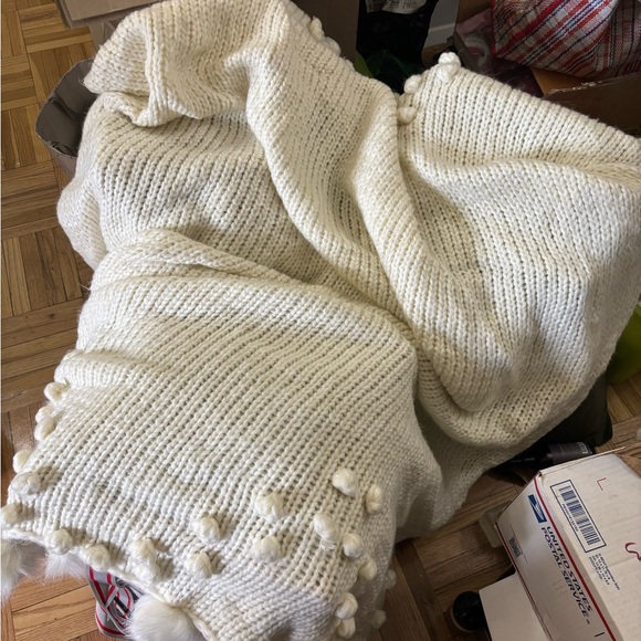 Anthropologie Ivory White Snow Dusting Pom Pom Throw Blanket NWT - Picture 2 of 5